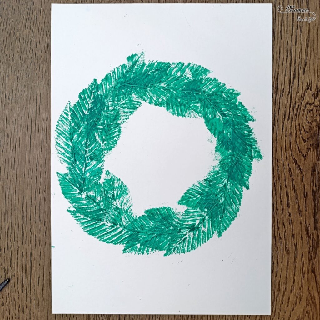 Peindre une couronne de Noël en empreintes de feuilles mortes : activité créative, nature, peinture, récup' et manuelle enfants - Technique de peinture avec de la gouache en stick et des feuilles d'automne - Land art avec nature - Cercle au compas - Pompons rouges, gommettes Etoiles argentées et pailletées, noeud rouge - Décoration - Graphismes et dessins - Thème Transition entre automne, hiver et Noël, arbres - Bricolage et décoration sympa et facile - Arts visuels Maternelle et cycle 2 - Maternelle et élémentaire - Créativité - Cycle 1 ou 2 - tutoriel photos - mslf