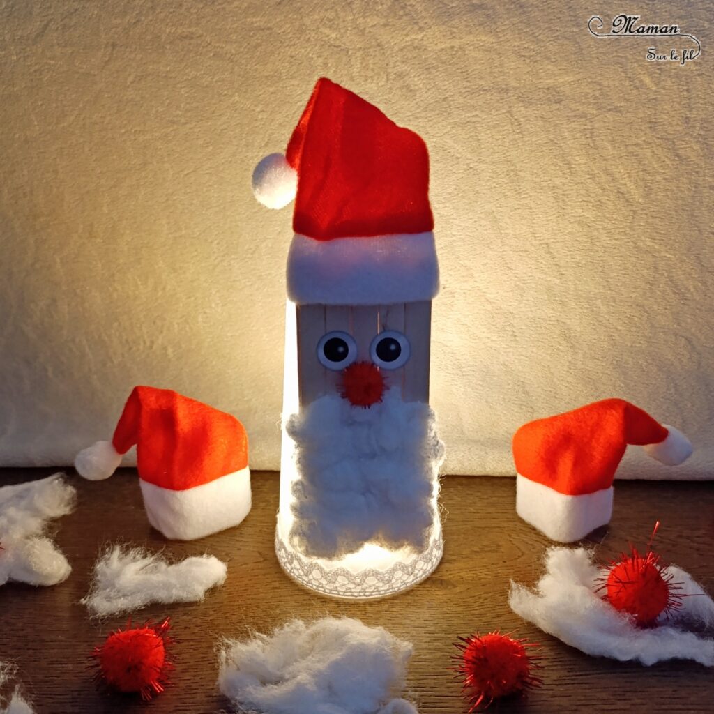 Fabriquer un Père Noël lumineux avec un gobelet : activité créative et manuelle enfants - Le tutoriel et tout le matériel viennent de chez 10 Doigts - Bricolage et décoration DIY réalisé à partir d'un gobelet, de bâtonnets de bois, de coton, d'un pompon rouge, de gommettes Yeux, d'un bonnet de Noël, de ruban en dentelle adhésif et d'une bougie LED - Bricolage Fait maison, décoration de Noël - Kit tout compris - Thème Noël, hiver, traditions - Bricolage sympa et facile - Arts visuels Maternelle et cycle 2 - Maternelle et élémentaire - Créativité - Cycle 1 ou 2 - tutoriel photos - mslf