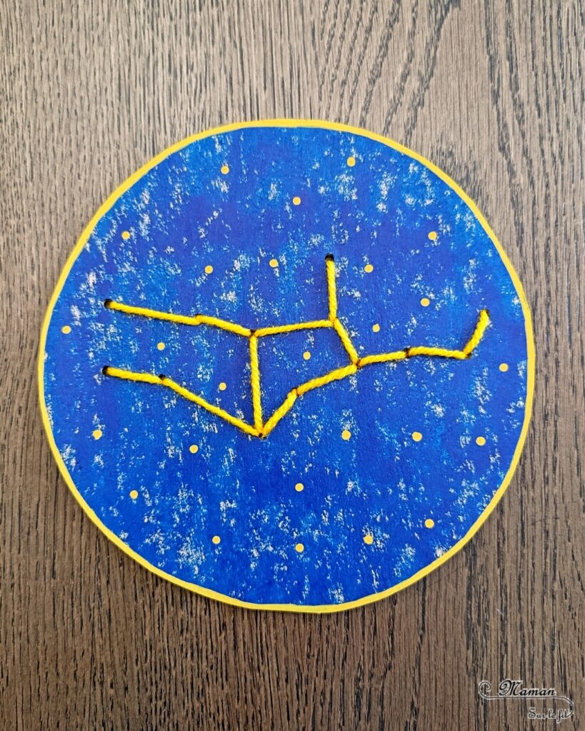 Broder des constellations avec de la laine et du carton : activité créative, récup' et manuelle enfants - Cercles en carton de récup' peint en bleu - Recyclage, surcyclage - Peinture, compas, géométrie, découpage - Trous dans le carton à la perforatrice - Reproduire les constellations avec un modèles avec de la laine et une aiguille - Initiation à la broderie, à la couture Motricité fine - Thème nuit, étoiles, espace - Bricolage et décoration sympa et facile - Arts visuels Maternelle et cycle 2 - Maternelle et élémentaire - Créativité - Cycle 1 ou 2 - tutoriel photos - mslf