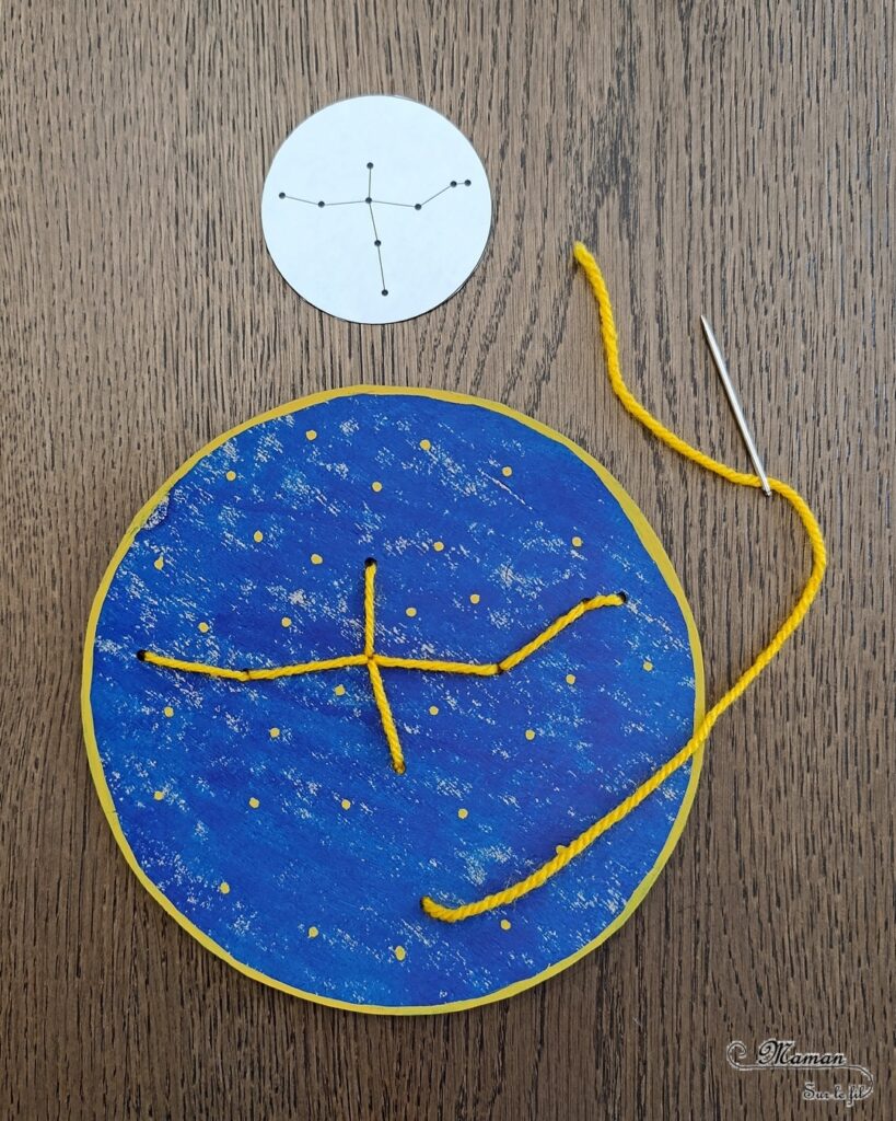 Broder des constellations avec de la laine et du carton : activité créative, récup' et manuelle enfants - Cercles en carton de récup' peint en bleu - Recyclage, surcyclage - Peinture, compas, géométrie, découpage - Trous dans le carton à la perforatrice - Reproduire les constellations avec un modèles avec de la laine et une aiguille - Initiation à la broderie, à la couture Motricité fine - Thème nuit, étoiles, espace - Bricolage et décoration sympa et facile - Arts visuels Maternelle et cycle 2 - Maternelle et élémentaire - Créativité - Cycle 1 ou 2 - tutoriel photos - mslf