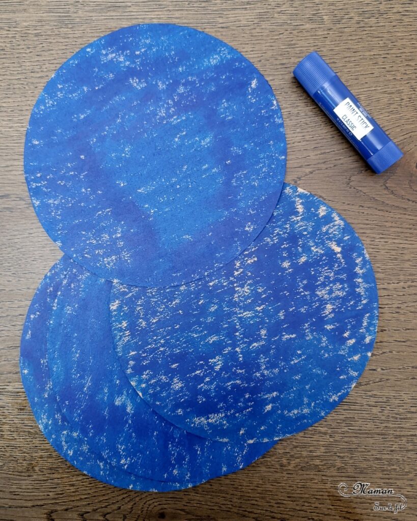 Broder des constellations avec de la laine et du carton : activité créative, récup' et manuelle enfants - Cercles en carton de récup' peint en bleu - Recyclage, surcyclage - Peinture, compas, géométrie, découpage - Trous dans le carton à la perforatrice - Reproduire les constellations avec un modèles avec de la laine et une aiguille - Initiation à la broderie, à la couture Motricité fine - Thème nuit, étoiles, espace - Bricolage et décoration sympa et facile - Arts visuels Maternelle et cycle 2 - Maternelle et élémentaire - Créativité - Cycle 1 ou 2 - tutoriel photos - mslf