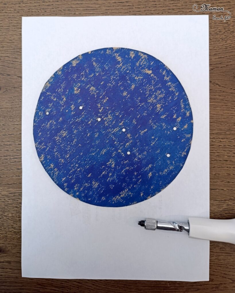 Broder des constellations avec de la laine et du carton : activité créative, récup' et manuelle enfants - Cercles en carton de récup' peint en bleu - Recyclage, surcyclage - Peinture, compas, géométrie, découpage - Trous dans le carton à la perforatrice - Reproduire les constellations avec un modèles avec de la laine et une aiguille - Initiation à la broderie, à la couture Motricité fine - Thème nuit, étoiles, espace - Bricolage et décoration sympa et facile - Arts visuels Maternelle et cycle 2 - Maternelle et élémentaire - Créativité - Cycle 1 ou 2 - tutoriel photos - mslf