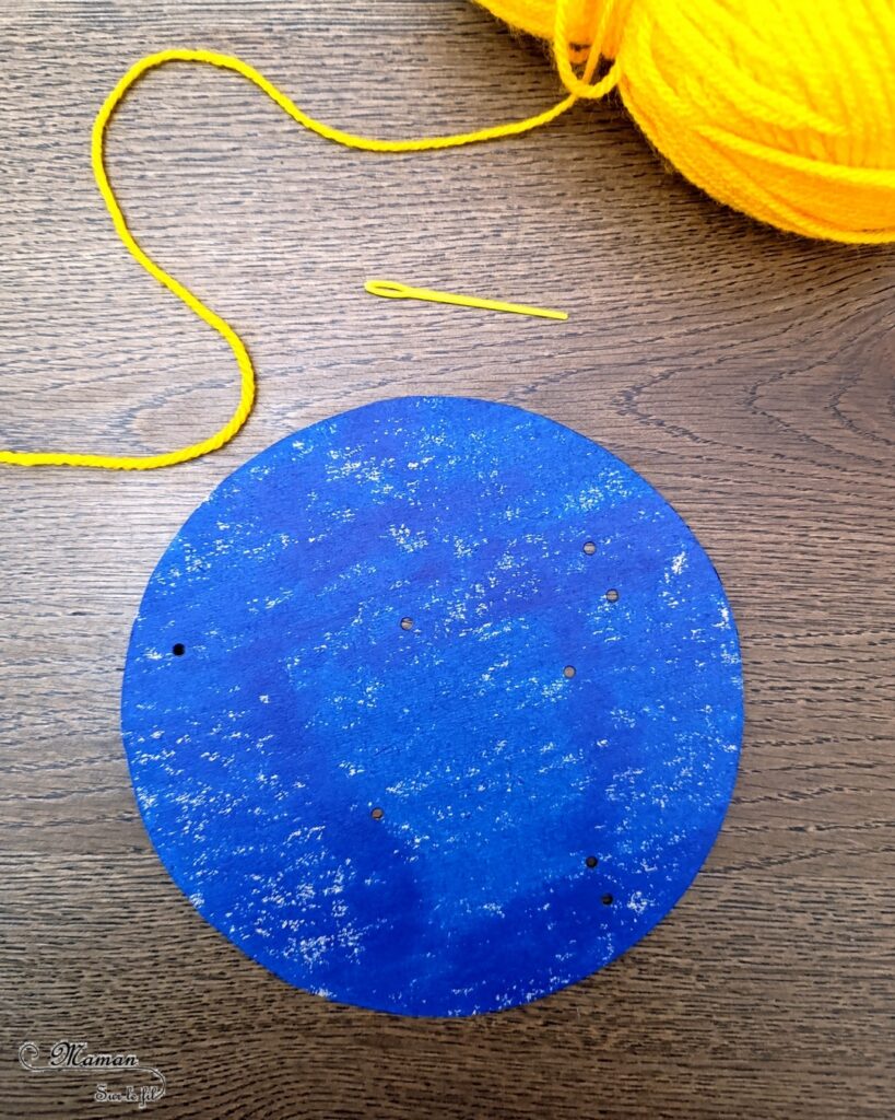 Broder des constellations avec de la laine et du carton : activité créative, récup' et manuelle enfants - Cercles en carton de récup' peint en bleu - Recyclage, surcyclage - Peinture, compas, géométrie, découpage - Trous dans le carton à la perforatrice - Reproduire les constellations avec un modèles avec de la laine et une aiguille - Initiation à la broderie, à la couture Motricité fine - Thème nuit, étoiles, espace - Bricolage et décoration sympa et facile - Arts visuels Maternelle et cycle 2 - Maternelle et élémentaire - Créativité - Cycle 1 ou 2 - tutoriel photos - mslf