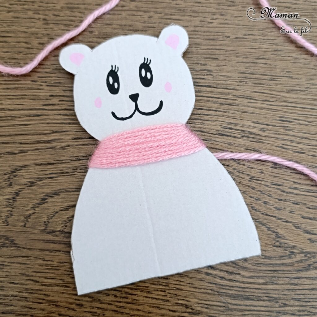 Fabriquer une famille d'ours polaires en carton et laine : activité créative, récup' et manuelle enfants - Recyclage, surcyclage de carton blanc - Découpage, Motricité fine pour enrouler la laine, dessin - Bricolage et décoration DIY - Couple et enfants Ours blancs - Thème hiver, animaux du froid et de la banquise - Bricolage et décoration sympa et facile - Arts visuels Maternelle et cycle 2 - Maternelle et élémentaire - Créativité - Cycle 1 ou 2 - tutoriel photos - mslf