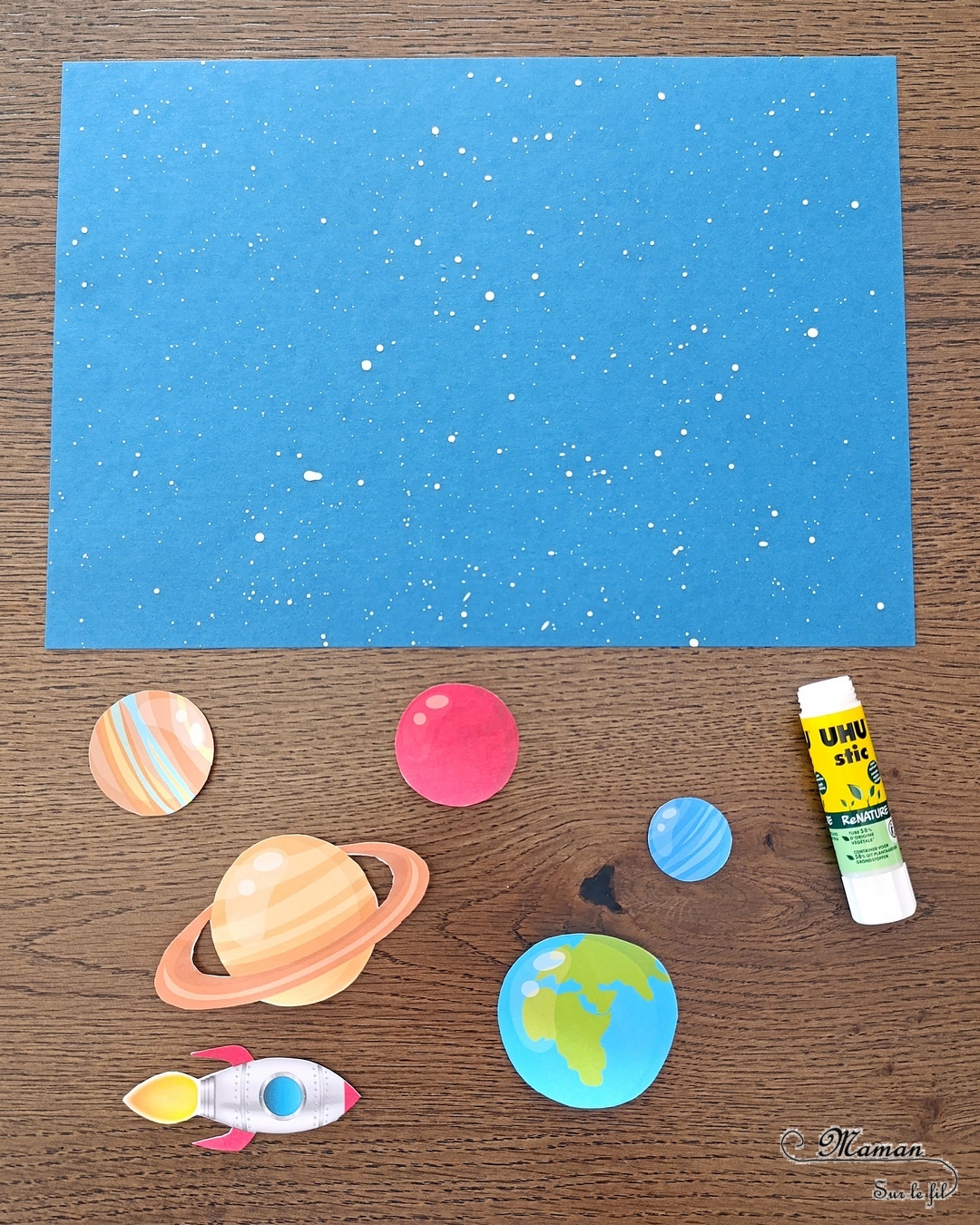 Fabriquer une fusée qui décolle et coulisse vers Mars : activité créative et manuelle enfants - Bricolage facile et rigolo avec un fil - Peinture éclaboussée avec un pinceau pour le fond étoilé - Découpage collage de planète - Fusée scotchée sur un fil - Thème Nuit, étoiles, espace et planètes - Bricolage et décoration sympa et facile - Arts visuels Maternelle et cycle 2 - Maternelle et élémentaire - Créativité - Cycle 1 ou 2 - tutoriel photos et vidéo - mslf