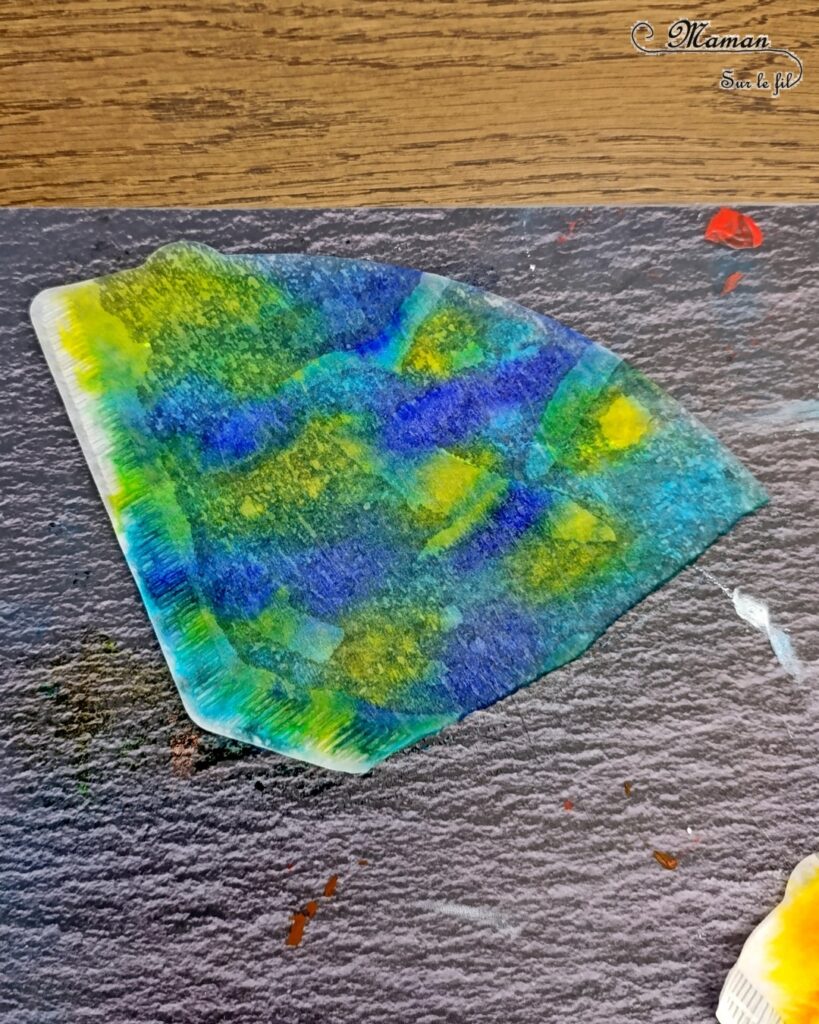 Créer et imaginer des planètes avec des filtres à café et des feutres : activité créative et manuelle enfants - Coloriage, gribouillage et pulvérisation à l'eau - Découpage, collage pour créer les planètes et le système solaire - Fond en peinture éclaboussée au pinceau - Thème Nuit, étoiles, espace et planètes - Bricolage et décoration sympa et facile - Arts visuels Maternelle et cycle 2 - Maternelle et élémentaire - Créativité - Cycle 1 ou 2 - tutoriel photos et vidéo - mslf