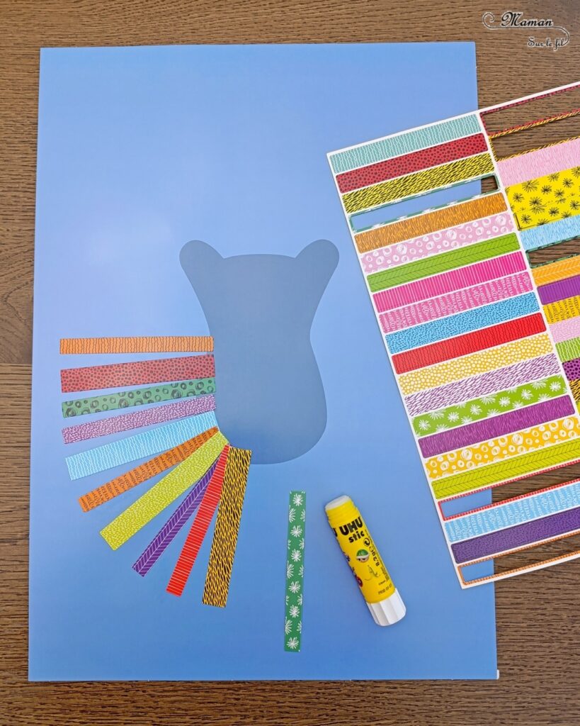 Créer un lion à la crinière colorée avec des bandes de papier : activité créative et manuelle enfants - Le tutoriel et tout le matériel viennent de chez 10 Doigts - Bricolage et décoration DIY réalisé avec des bandes de papier coloré et à motifs et des feuilles en papier cartonnée - Collage - Bricolage Fait maison, décoration - Kit tout compris - Thème Animaux de la savane, Carnaval, été - Bricolage sympa et facile - Arts visuels Maternelle et cycle 2 - Maternelle et élémentaire - Créativité - Cycle 1 ou 2 - tutoriel photos - mslf