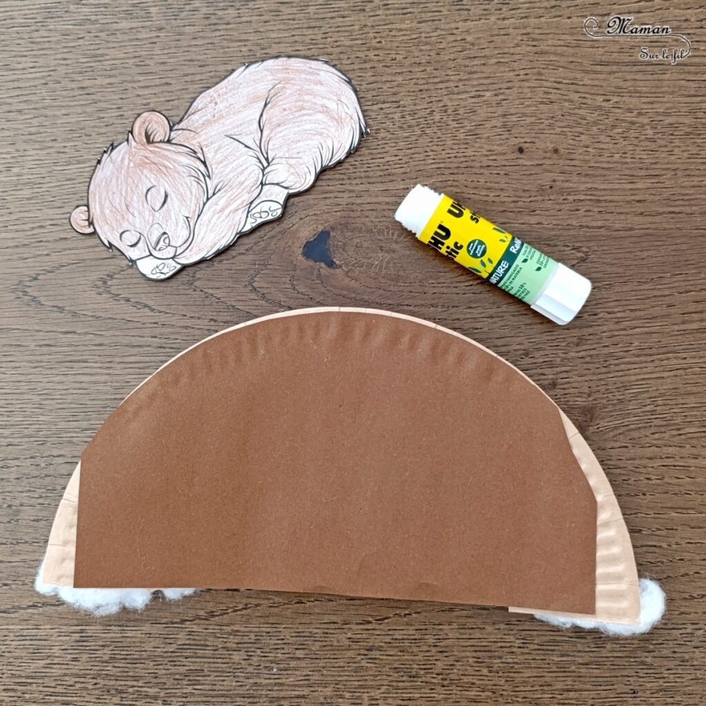 Fabriquer un ours qui hiverne dans sa grotte qui s'ouvre et se ferme : activité créative, récup' et manuelle enfants - Recyclage, surcyclage d'une assiette en carton - Découpage, collage et coloriage - Bricolage pour aborder l'hibernation et l'hivernation - Ourson qui se cache et hiberne - Coton pour la neige - Bricolage et décoration DIY - Thème hiver, animaux du froid et de la montagne - Bricolage et décoration sympa et facile - Arts visuels Maternelle et cycle 2 - Maternelle et élémentaire - Créativité - Cycle 1 ou 2 - tutoriel photos et vidéo - mslf