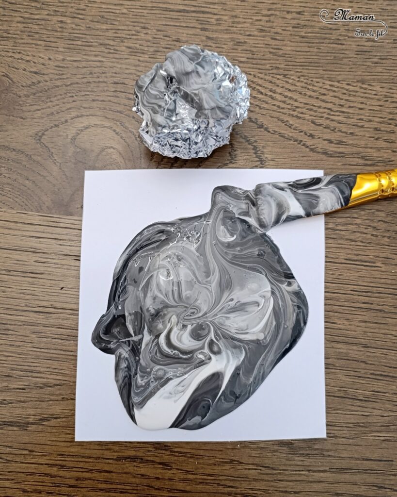 Peindre la lune avec du papier aluminium : activité créative, peinture et manuelle enfants - Technique de peinture ludique pour créer de la texture - Boule de papier alu - Couleurs noir, blanc et gris - Ecriture, dessin façon tag - Découpage, collage - Fond étoilé en peinture éclaboussée au pinceau - Thème Nuit, étoiles, espace et planètes - Bricolage et décoration sympa et facile - Arts visuels Maternelle et cycle 2 - Maternelle et élémentaire - Créativité - Cycle 1 ou 2 - tutoriel photos - mslf