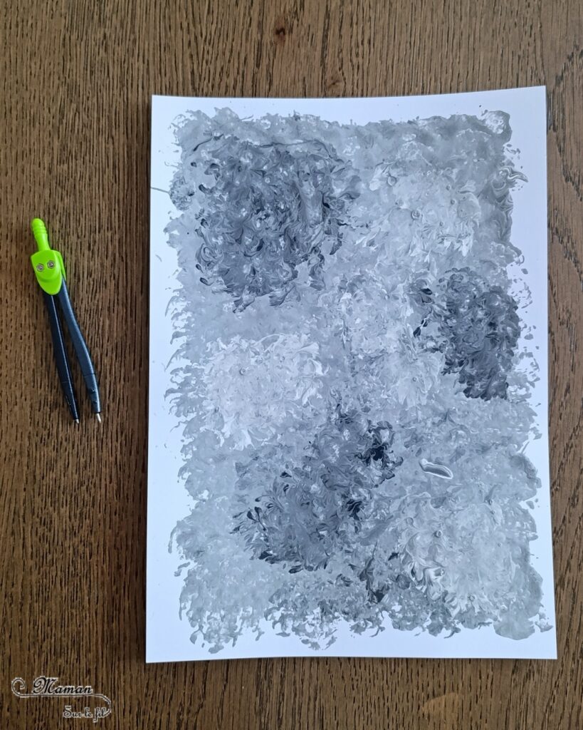 Peindre la lune avec du papier aluminium : activité créative, peinture et manuelle enfants - Technique de peinture ludique pour créer de la texture - Boule de papier alu - Couleurs noir, blanc et gris - Ecriture, dessin façon tag - Découpage, collage - Fond étoilé en peinture éclaboussée au pinceau - Thème Nuit, étoiles, espace et planètes - Bricolage et décoration sympa et facile - Arts visuels Maternelle et cycle 2 - Maternelle et élémentaire - Créativité - Cycle 1 ou 2 - tutoriel photos - mslf