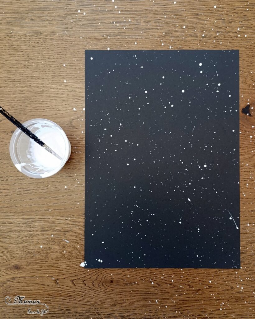 Peindre la lune avec du papier aluminium : activité créative, peinture et manuelle enfants - Technique de peinture ludique pour créer de la texture - Boule de papier alu - Couleurs noir, blanc et gris - Ecriture, dessin façon tag - Découpage, collage - Fond étoilé en peinture éclaboussée au pinceau - Thème Nuit, étoiles, espace et planètes - Bricolage et décoration sympa et facile - Arts visuels Maternelle et cycle 2 - Maternelle et élémentaire - Créativité - Cycle 1 ou 2 - tutoriel photos - mslf