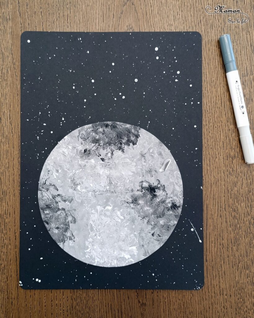 Peindre la lune avec du papier aluminium : activité créative, peinture et manuelle enfants - Technique de peinture ludique pour créer de la texture - Boule de papier alu - Couleurs noir, blanc et gris - Ecriture, dessin façon tag - Découpage, collage - Fond étoilé en peinture éclaboussée au pinceau - Thème Nuit, étoiles, espace et planètes - Bricolage et décoration sympa et facile - Arts visuels Maternelle et cycle 2 - Maternelle et élémentaire - Créativité - Cycle 1 ou 2 - tutoriel photos - mslf