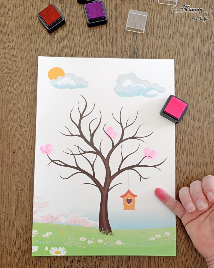 Créer un arbre d'amour avec des coeurs en empreintes de doigts : activité créative et manuelle enfants - Le tutoriel et tout le matériel viennent de chez 10 Doigts - Bricolage et décoration DIY réalisé des encreurs - Peinture ou encre - Gommettes - Possibilité d'utiliser le kit pour des arbres de saisons avec les couleurs adéquates - Bricolage Fait maison, décoration - Kit tout compris - Thème Nature, saisons, coeurs, amour, saint valentin, fêtes - Bricolage sympa et facile - Arts visuels Maternelle et cycle 2 - Maternelle et élémentaire - Créativité - Cycle 1 ou 2 - tutoriel photos - mslf