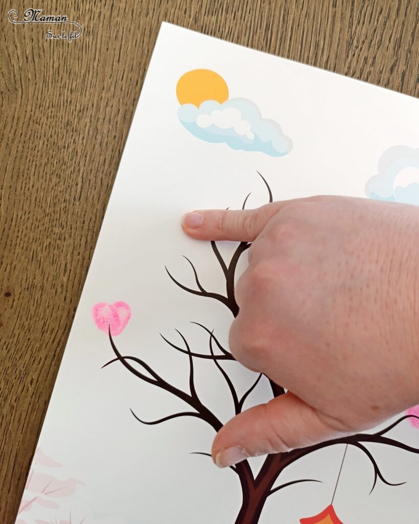 Créer un arbre d'amour avec des coeurs en empreintes de doigts : activité créative et manuelle enfants - Le tutoriel et tout le matériel viennent de chez 10 Doigts - Bricolage et décoration DIY réalisé des encreurs - Peinture ou encre - Gommettes - Possibilité d'utiliser le kit pour des arbres de saisons avec les couleurs adéquates - Bricolage Fait maison, décoration - Kit tout compris - Thème Nature, saisons, coeurs, amour, saint valentin, fêtes - Bricolage sympa et facile - Arts visuels Maternelle et cycle 2 - Maternelle et élémentaire - Créativité - Cycle 1 ou 2 - tutoriel photos - mslf