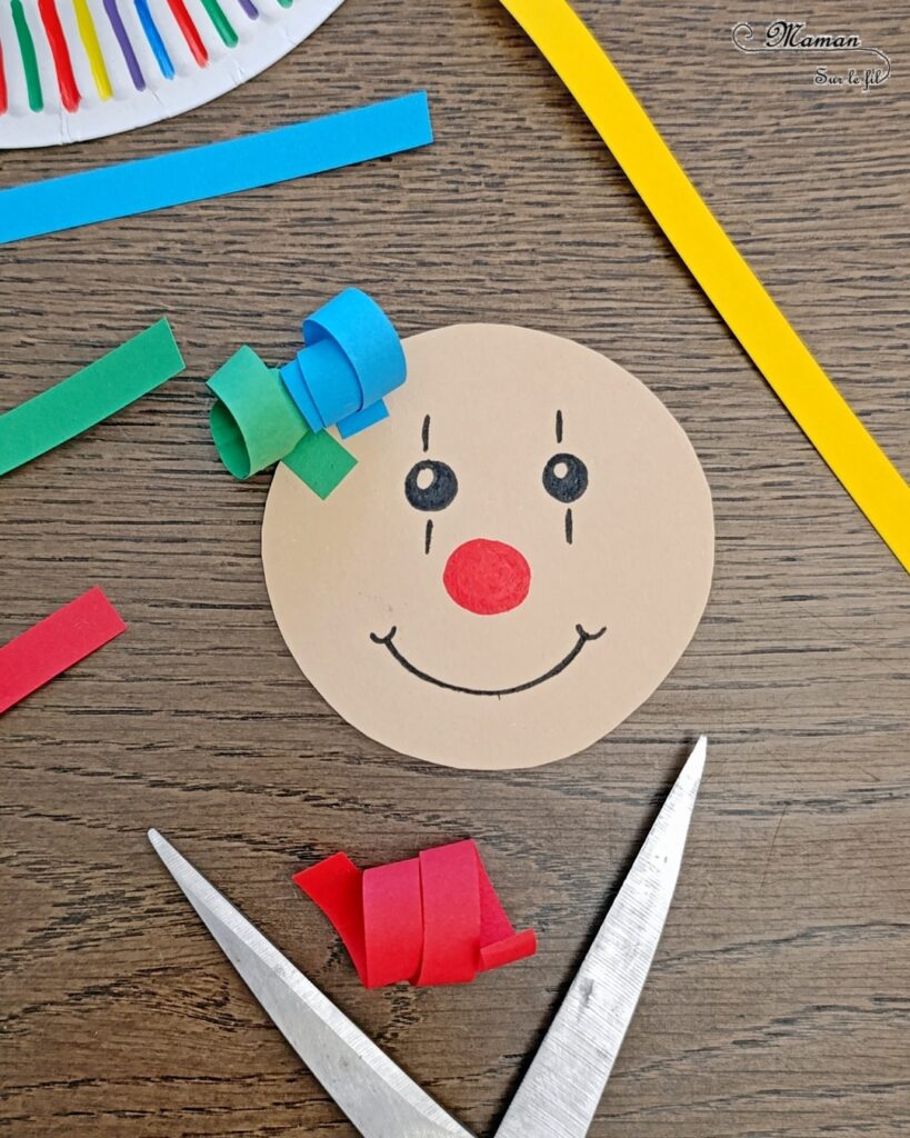 Fabriquer un clown Culbuto qui se balance : activité créative, récup' et manuelle enfants - Base avec une assiette en carton pliée en deux - Dessins colorés aux marqueurs Peinture et gommette - Cheveux en bandes de papier frisées, ondulées avec des ciseaux - Balancement obtenu avec l'assiette Bricolage ludique et coloré pour un thème Carnaval, Mardi Gras ou Cirque - Bricolage et décoration sympa et facile - Arts visuels Maternelle et cycle 2 - Maternelle et élémentaire - Créativité - Cycle 1 ou 2 - tutoriel photos et vidéo - mslf