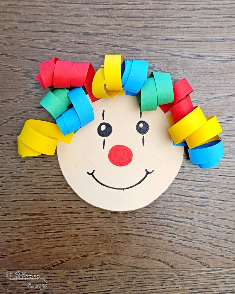 Fabriquer un clown Culbuto qui se balance : activité créative, récup' et manuelle enfants - Base avec une assiette en carton pliée en deux - Dessins colorés aux marqueurs Peinture et gommette - Cheveux en bandes de papier frisées, ondulées avec des ciseaux - Balancement obtenu avec l'assiette Bricolage ludique et coloré pour un thème Carnaval, Mardi Gras ou Cirque - Bricolage et décoration sympa et facile - Arts visuels Maternelle et cycle 2 - Maternelle et élémentaire - Créativité - Cycle 1 ou 2 - tutoriel photos et vidéo - mslf