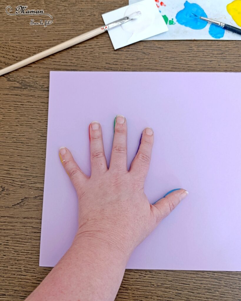 Peindre des clowns avec des empreintes de main : activité créative, peinture et manuelle enfants - Empreintes de main colorées - Découpage, dessin, couleurs - Noeuds papillon avec du papier crépon et un élastique - Marionnettes avec des bâtonnets en bois colorés - Bricolage ludique et coloré pour un thème Anniversaire, Carnaval, Mardi Gras ou Cirque - Bricolage et décoration sympa et facile - Arts visuels Maternelle et cycle 2 - Maternelle et élémentaire - Créativité - Cycle 1 ou 2 - tutoriel photos - mslf