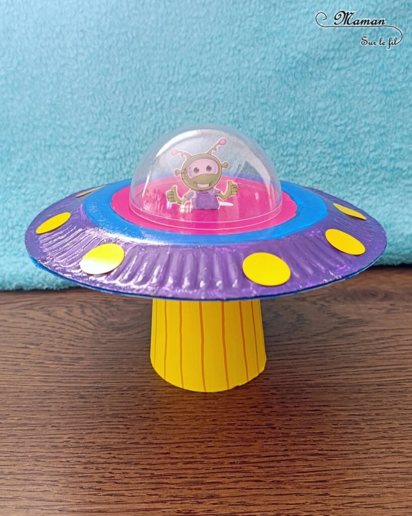 Fabriquer une soucoupe volante et son extraterrestre : activité créative, récup' et manuelle enfants - Vaisseau spatiale avec des assiettes en carton - Peinture et gommettes - Faisceau lumineux avec gobelet en carton jaune - Hublot avec une demi boule de noël transparente - Dessin de martien - Recyclage, surcyclage - Thème nuit, étoiles, espace, planètes - Bricolage et décoration sympa et facile - Arts visuels Maternelle et cycle 2 - Maternelle et élémentaire - Créativité - Cycle 1 ou 2 - tutoriel photos - mslf