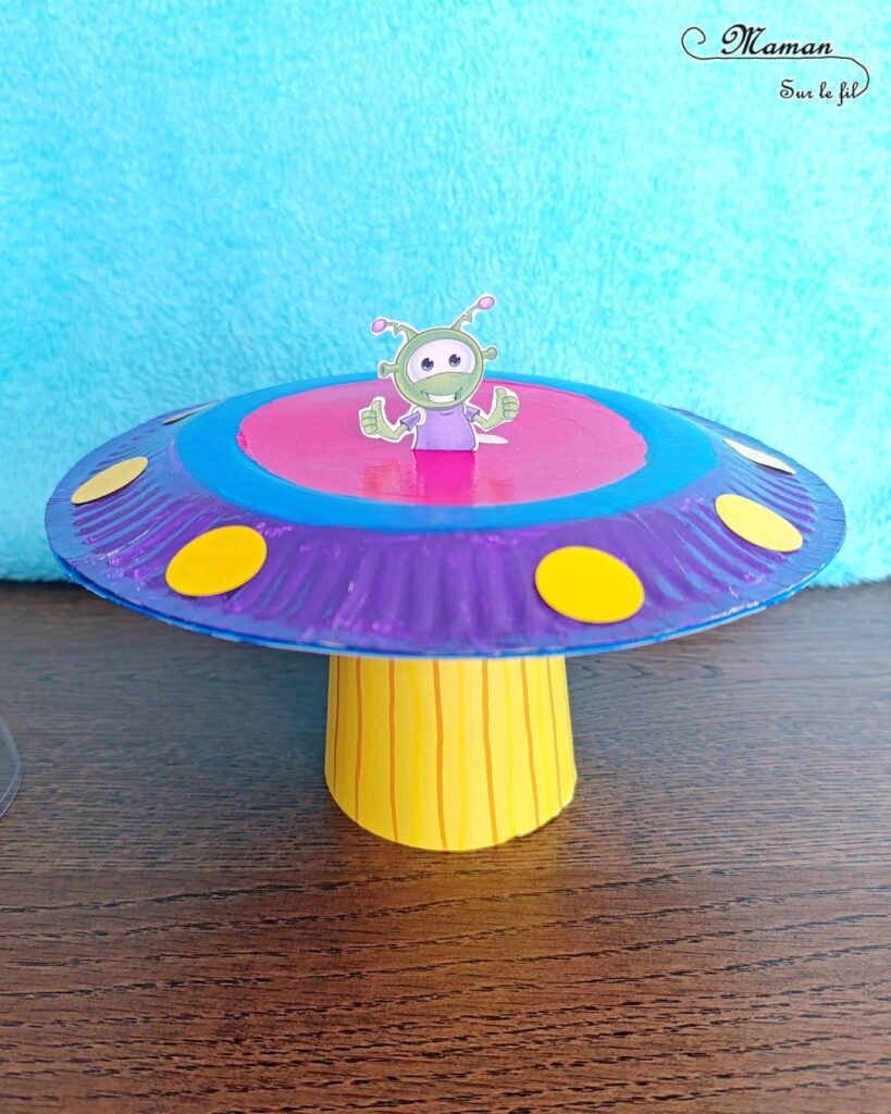 Fabriquer une soucoupe volante et son extraterrestre : activité créative, récup' et manuelle enfants - Vaisseau spatiale avec des assiettes en carton - Peinture et gommettes - Faisceau lumineux avec gobelet en carton jaune - Hublot avec une demi boule de noël transparente - Dessin de martien - Recyclage, surcyclage - Thème nuit, étoiles, espace, planètes - Bricolage et décoration sympa et facile - Arts visuels Maternelle et cycle 2 - Maternelle et élémentaire - Créativité - Cycle 1 ou 2 - tutoriel photos - mslf