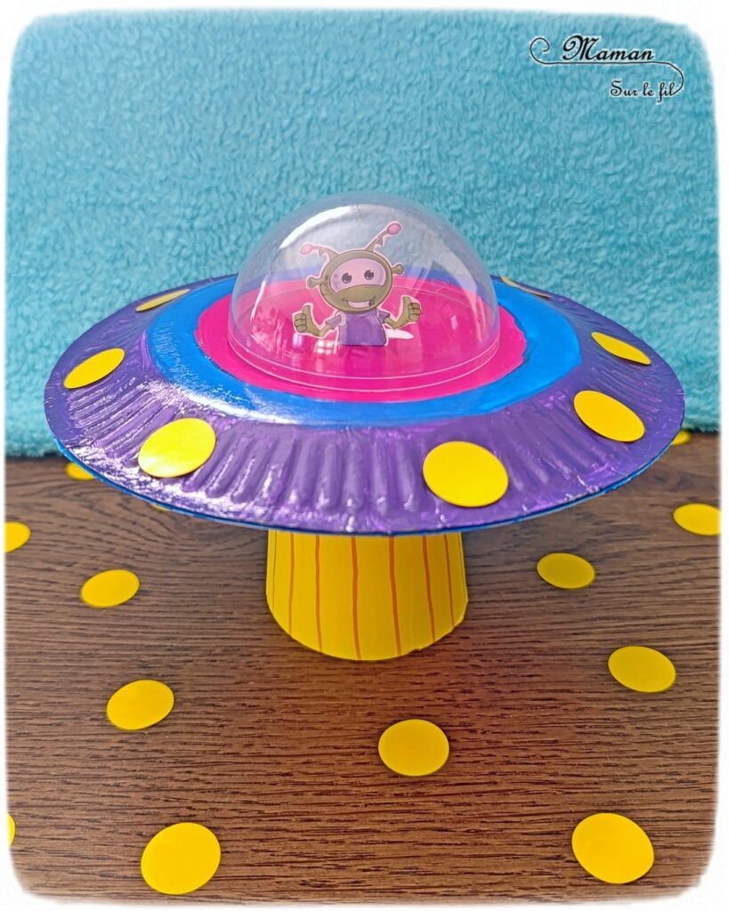 Fabriquer une soucoupe volante et son extraterrestre : activité créative, récup' et manuelle enfants - Vaisseau spatiale avec des assiettes en carton - Peinture et gommettes - Faisceau lumineux avec gobelet en carton jaune - Hublot avec une demi boule de noël transparente - Dessin de martien - Recyclage, surcyclage - Thème nuit, étoiles, espace, planètes - Bricolage et décoration sympa et facile - Arts visuels Maternelle et cycle 2 - Maternelle et élémentaire - Créativité - Cycle 1 ou 2 - tutoriel photos - mslf