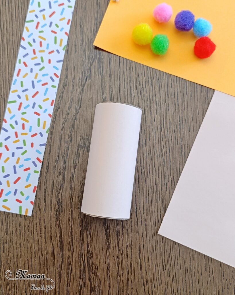 Fabriquer un clown qui jongle en récup' : activité créative, récup' et manuelle enfants - Recyclage, surcyclage de rouleau de papier toilette, PQ en carton - Papier coloré - Jonglage avec fil chenille et pompons - Nez rouge en pompon et cheveux en laine - Bricolage rigolo, ludique et coloré pour un thème Carnaval, Mardi Gras ou Cirque - Bricolage et décoration sympa et facile - Arts visuels Maternelle et cycle 2 - Maternelle et élémentaire - Créativité - Cycle 1 ou 2 - tutoriel photos - mslf