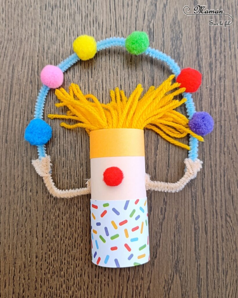 Fabriquer un clown qui jongle en récup' : activité créative, récup' et manuelle enfants - Recyclage, surcyclage de rouleau de papier toilette, PQ en carton - Papier coloré - Jonglage avec fil chenille et pompons - Nez rouge en pompon et cheveux en laine - Bricolage rigolo, ludique et coloré pour un thème Carnaval, Mardi Gras ou Cirque - Bricolage et décoration sympa et facile - Arts visuels Maternelle et cycle 2 - Maternelle et élémentaire - Créativité - Cycle 1 ou 2 - tutoriel photos - mslf