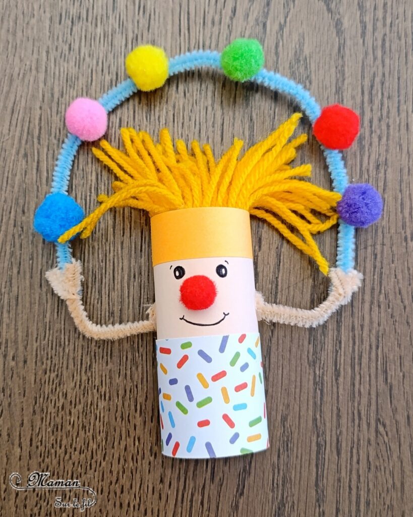 Fabriquer un clown qui jongle en récup' : activité créative, récup' et manuelle enfants - Recyclage, surcyclage de rouleau de papier toilette, PQ en carton - Papier coloré - Jonglage avec fil chenille et pompons - Nez rouge en pompon et cheveux en laine - Bricolage rigolo, ludique et coloré pour un thème Carnaval, Mardi Gras ou Cirque - Bricolage et décoration sympa et facile - Arts visuels Maternelle et cycle 2 - Maternelle et élémentaire - Créativité - Cycle 1 ou 2 - tutoriel photos - mslf